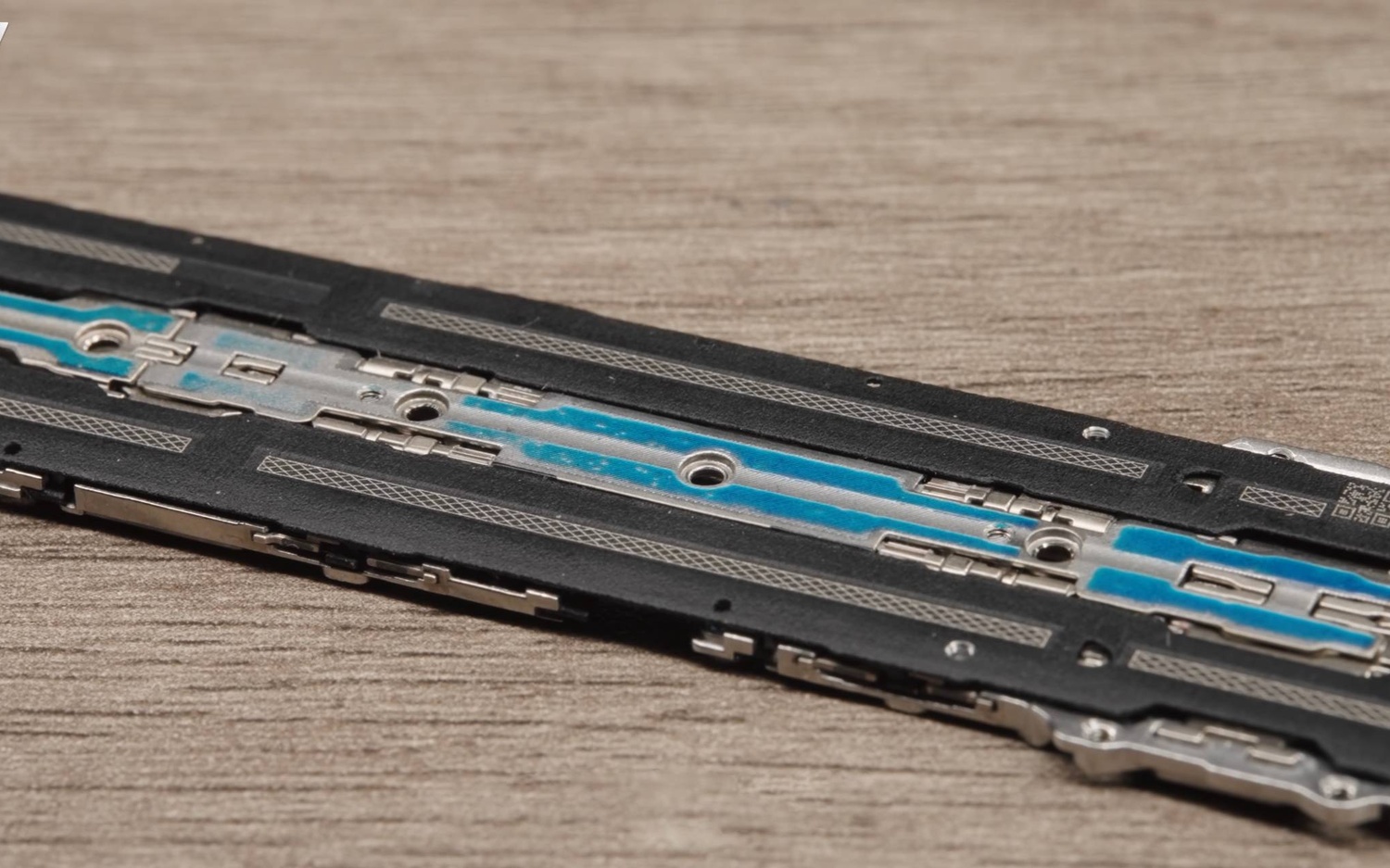 Authentic hands-on: OPPO Find N6 titanium flexion hinge close-up