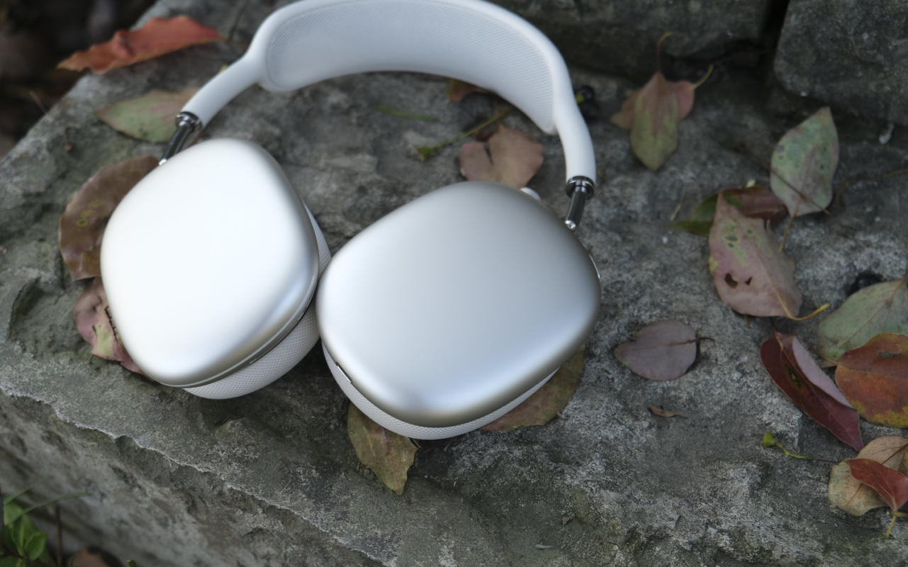 AirPods Max 2 in Space Gray sitting on a desk