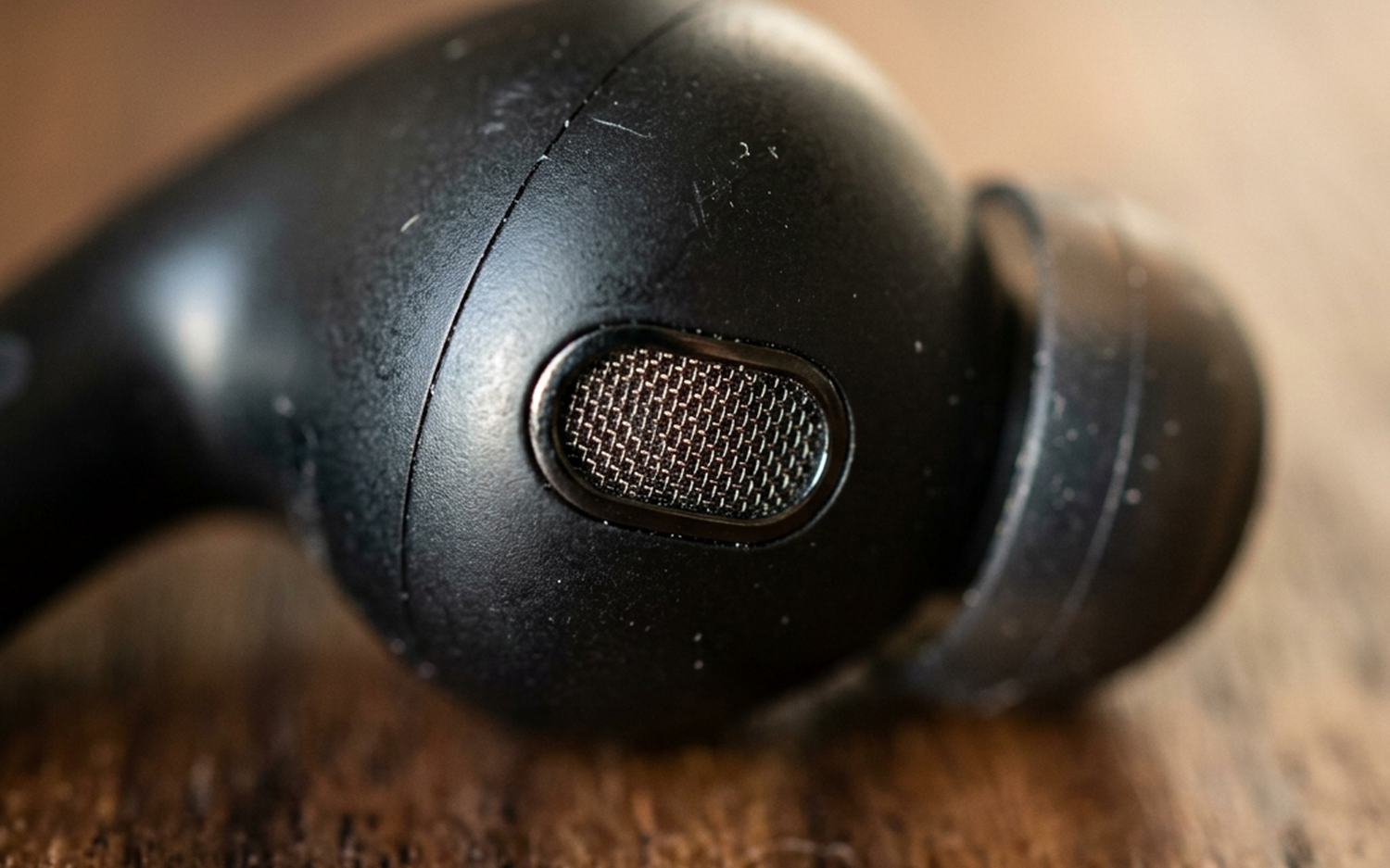 Wireless earbuds microphone for Live Translate