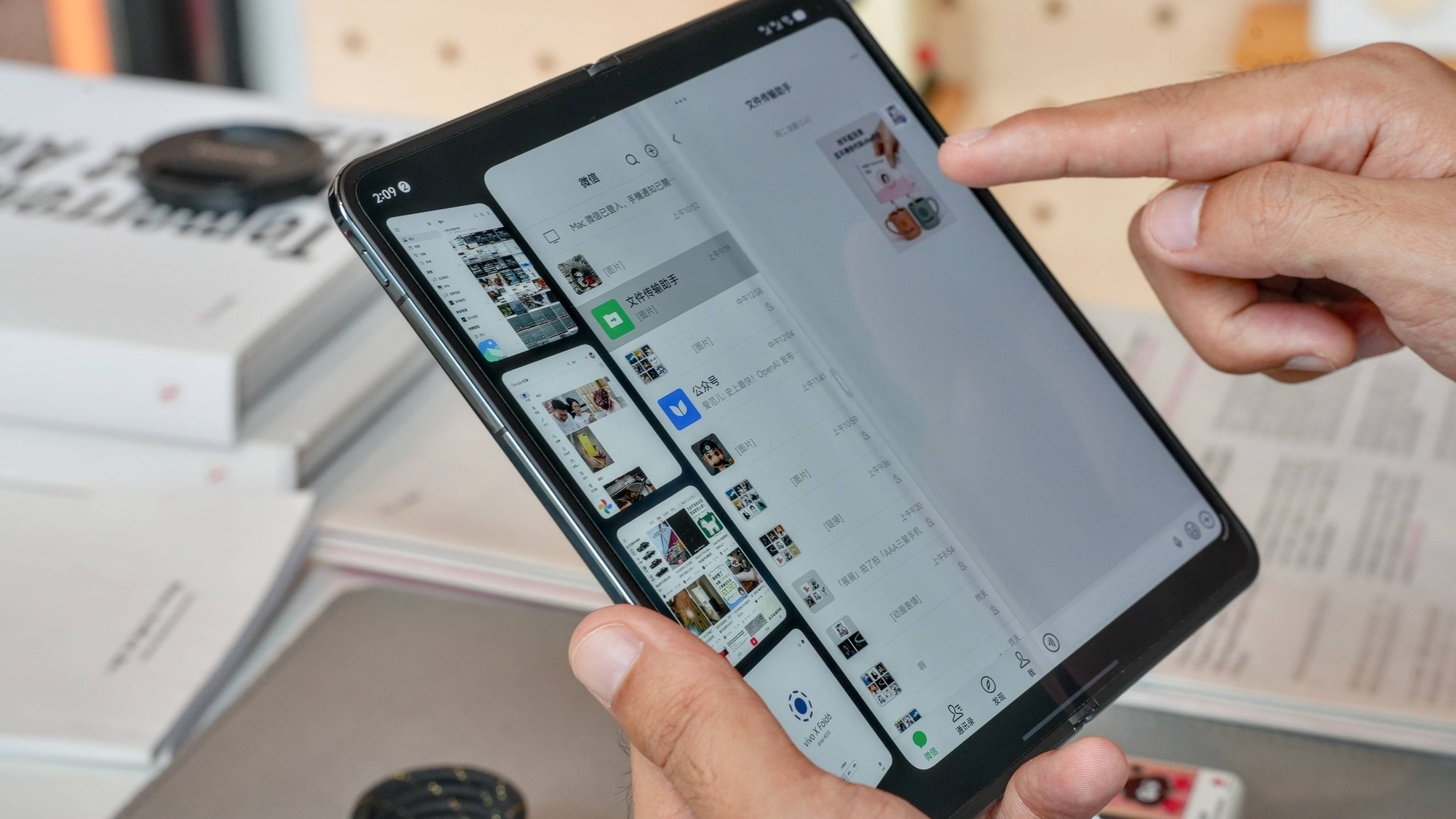 vivo X Fold6 multitasking features demo with split screen apps and a drag gesture on the inner display